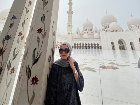 Potret Donna Agnesia Tampil Berhijab saat Berkunjung ke Masjid Agung Sheikh Zayed di Abu Dhabi, Netizen 'Adem Lihatnya'