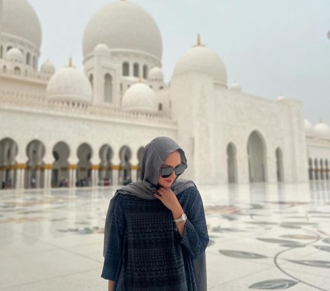 Potret Donna Agnesia Tampil Berhijab saat Berkunjung ke Masjid Agung Sheikh Zayed di Abu Dhabi, Netizen 'Adem Lihatnya'