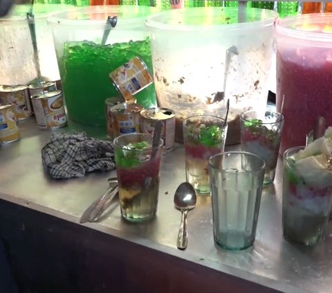 Biasanya Es Dolay disajikan di dalam gelas, maupun di plastik untuk dibawa pulang. Selama Ramadan penjualan Es Dolay terus meningkat.<br><br>Foto: Youtube Maula Akbar