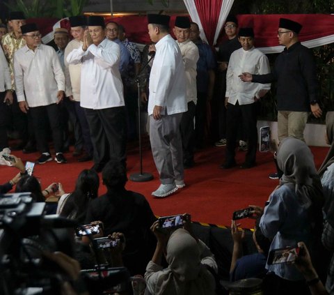 FOTO: Momen Pidato Kemenangan Capres 02 di Kertanegara, Prabowo Sebut Para Pemimpin Dunia Terkesan Pemilu Indonesia Sejuk dan Gembira