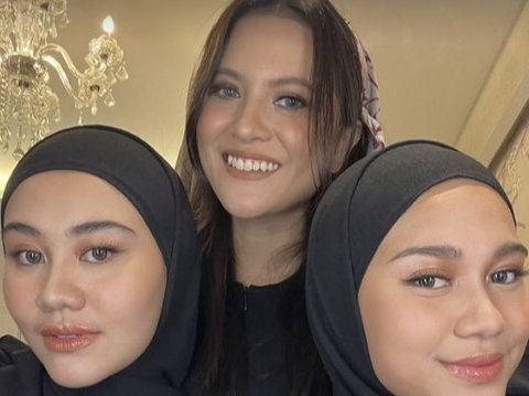 8 Portraits of Azizah Salsha Looking Gorgeous in Black Hijab Flooded with Praise