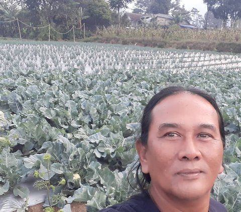 Portrait of Ken Ken Wiro Sableng, Trapped in Drugs Until Divorced by His Wife Now Switching Careers to Become a Farmer