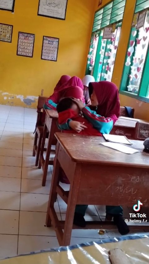 Kisah Haru Nuraeni, Anak SD di Sinjai Barat yang Harus Bawa Adiknya ke Sekolah usai Ibunya Meninggal<br>