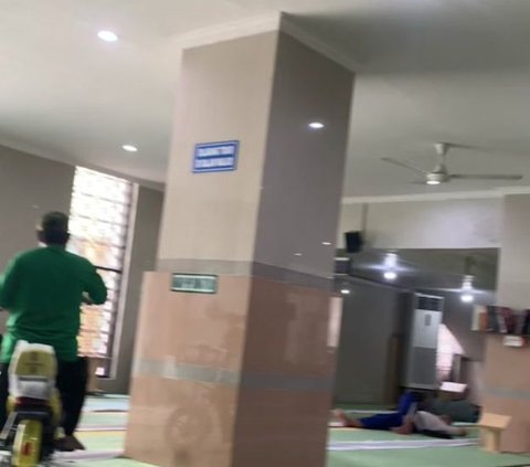 Viral Pria Kendarai Sepeda Listrik di Dalam Masjid, Ternyata Ini Alasan di Baliknya