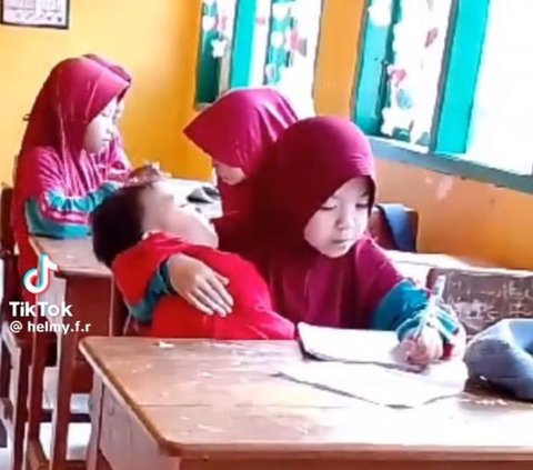 Kisah Haru Nuraeni, Anak SD di Sinjai Barat yang Harus Bawa Adiknya ke Sekolah usai Ibunya Meninggal