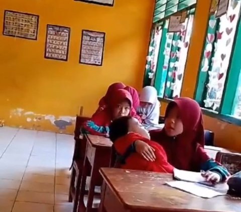 Kisah Haru Nuraeni, Anak SD di Sinjai Barat yang Harus Bawa Adiknya ke Sekolah usai Ibunya Meninggal