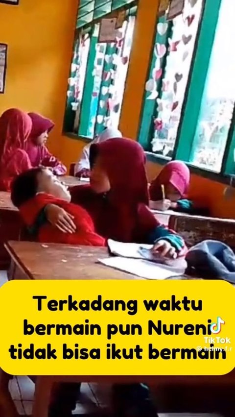 Masih di usia yang senang bermain dengan teman-temannya, hal ini sulit untuk ia rasakan. Terkadang saat teman-temannya bermain, ia tidak bisa ikut karena harus menjaga adiknya.