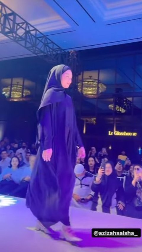 Inilah penampilan Azizah Salsha saat menghadiri acara fesyen muslim. Ia tampil cantik dengan hijab berwarna hitam.