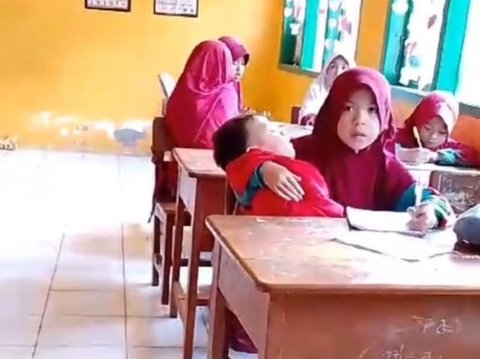 Kisah Haru Nuraeni, Anak SD di Sinjai Barat yang Harus Bawa Adiknya ke Sekolah usai Ibunya Meninggal