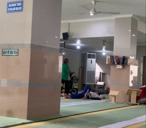 Viral Pria Kendarai Sepeda Listrik di Dalam Masjid, Ternyata Ini Alasan di Baliknya