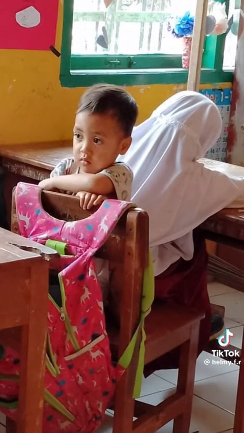 Kisah Haru Nuraeni, Anak SD di Sinjai Barat yang Harus Bawa Adiknya ke Sekolah usai Ibunya Meninggal