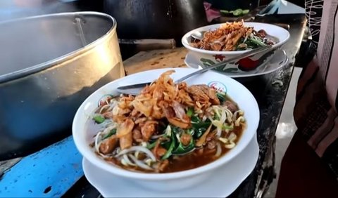 Dalam video, penjual mi kangkung bernama Saepudin itupun menunjukkan caranya dalam membuat hidangan langka tersebut.