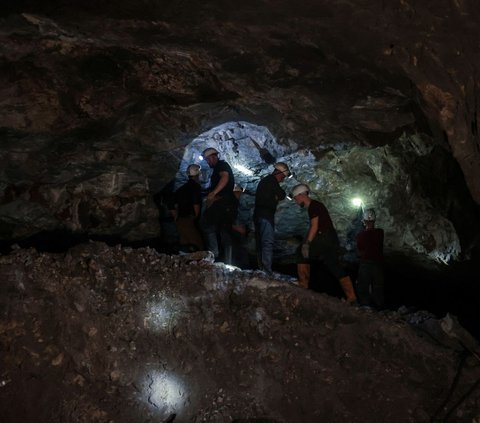 Ada hal yang menarik melihat suasana Ramadan para penambang di Kosovo. Mereka tetap menjalankan ibadah puasa selama bekerja di bawah tanah sedalam 800 meter di Tambang Trepca. Selama Ramadan, mereka teguh menjalani kewajiban agama mereka. Foto: REUTERS / Florion Goga