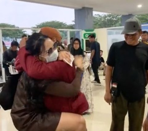 Terpisah 25 Tahun, Wanita Ini Menangis Haru saat Pertama Kali Bertemu Sang Ayah