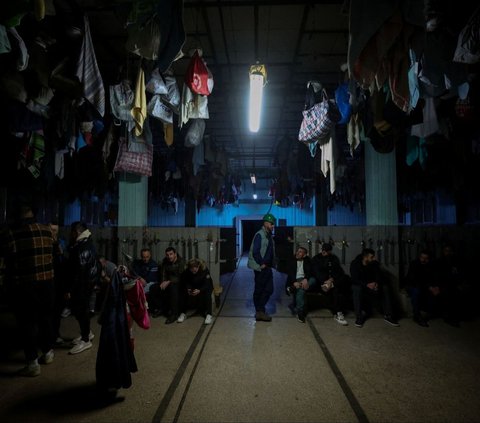 Meskipun tempat yang sempit dan minim pencahayaan, mereka tetap berusaha menjalankan ibadah dengan khusyuk. Foto: REUTERS / Florion Goga<br>