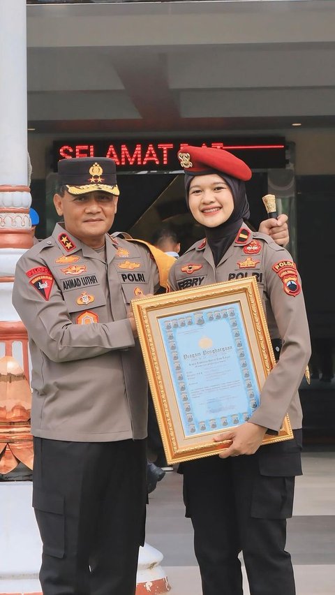 Ipda Febry Polwan Berwajah Imut Terima Penghargaan dari Jenderal Polisi, Penampilannya Berbaret Merah Disorot