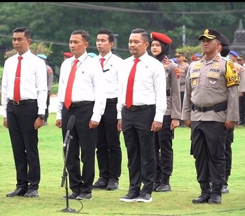 Ipda Febry Polwan Berwajah Imut Terima Penghargaan dari Jenderal Polisi, Penampilannya Berbaret Merah Disorot