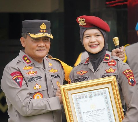 Ipda Febry Polwan Berwajah Imut Terima Penghargaan dari Jenderal Polisi, Penampilannya Berbaret Merah Disorot