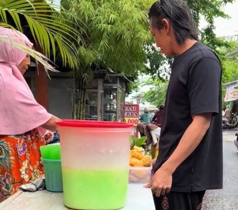 Momen Pria Borong Takjil hingga Penjualnya Menangis Ini Viral, Tuai Pujian