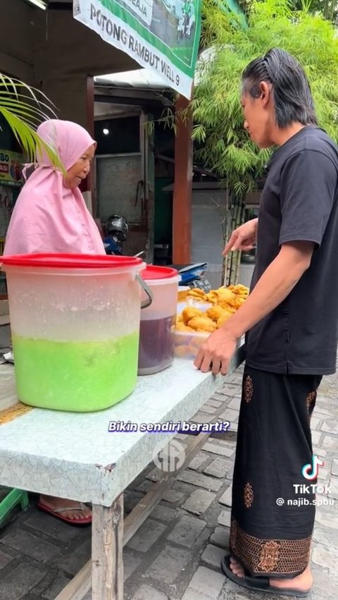 Ibu ini pun membuat semuanya ini sendiri dan menjualnya seorang diri.