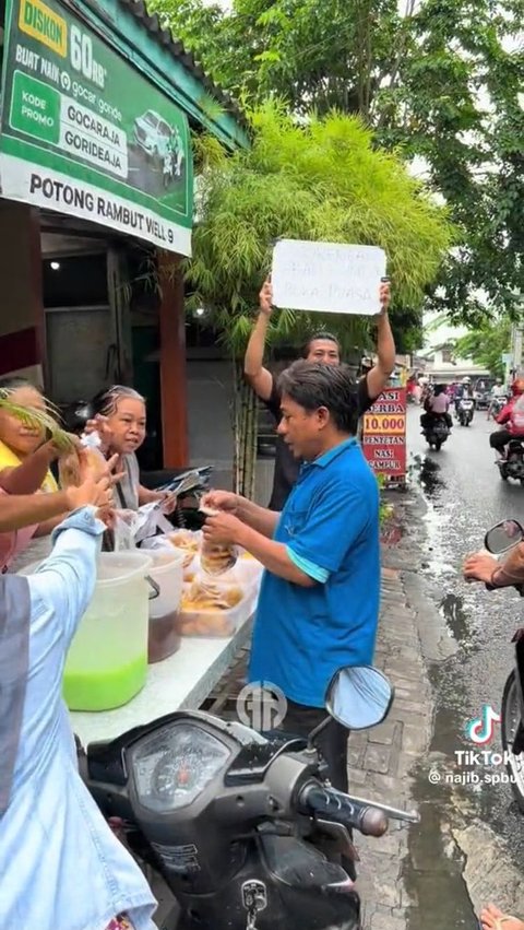 Momen Pria Borong Takjil hingga Penjualnya Menangis Ini Viral, Tuai Pujian