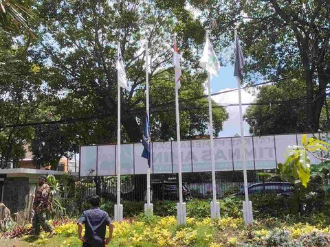 Tak Terima Sikap Surya Paloh, Relawan Turunkan Bendera NasDem di Markas Pemenangan AMIN