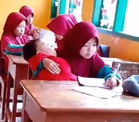 Nasib Pedih Gadis Cilik Rela Asuh & Gendong Adik ke Sekolah, Ibu Wafat Usai Berjuang dari Penyakit Kanker
