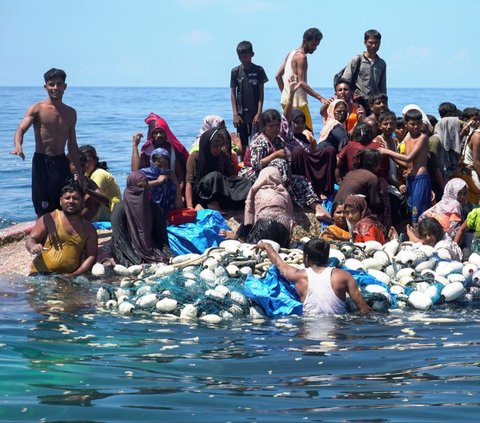 Pada hari Rabu (20/3/2024) lalu, nelayan Aceh berjuang untuk menyelamatkan puluhan warga Rohingya setelah air pasang membalikkan kapal mereka di perairan provinsi Aceh. Gelombang pengungsi Rohingya ke Indonesia kembali bertambah. Foto: REUTERS / Hendri<br>