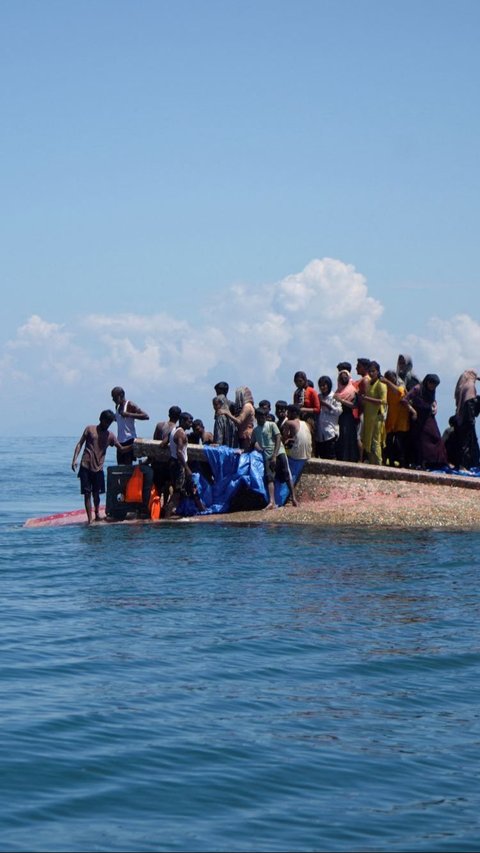 Badan Pengungsi PBB (UNHCR) memperkirakan sekitar 2.000 orang Rohingya telah mencapai Indonesia sejak Oktober lalu. Foto: REUTERS / Hendri<br>