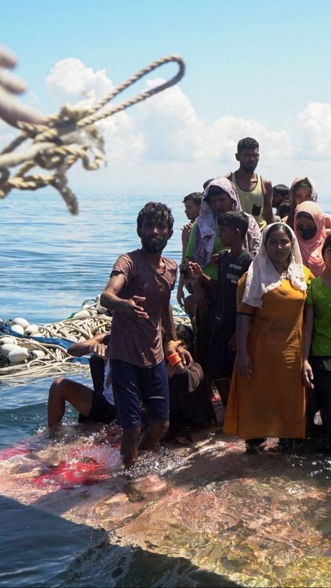 “Kami, sebagai nelayan, berkewajiban membantu mereka,” katanya kepada Reuters. Foto: REUTERS / Hendri<br>
