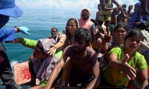 FOTO: Nelayan Aceh dan Basarnas Selamatkan Puluhan Pengungsi Rohingya Nyaris Tenggelam Setelah Kapal Terbalik Akibat Cuaca Buruk di Meulaboh
