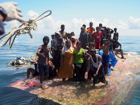 FOTO: Nelayan Aceh dan Basarnas Selamatkan Puluhan Pengungsi Rohingya Nyaris Tenggelam Setelah Kapal Terbalik Akibat Cuaca Buruk di Meulaboh