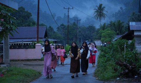 Nagari Mandeh merupakan salah satu kampung nyaris terisolir. Letaknya sangat jauh dari Kota Padang.<br>