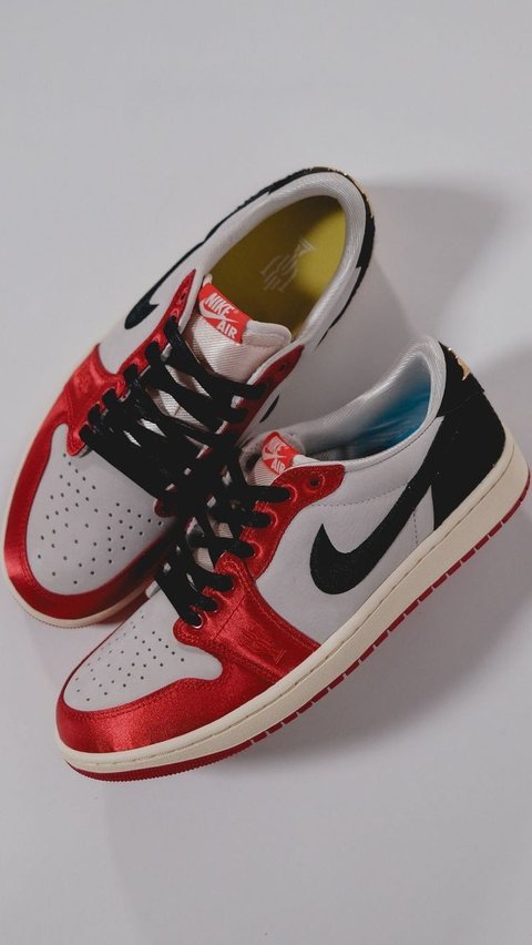 1. Air Jordan 1 Low, Memiliki Desain yang Abadi<br>