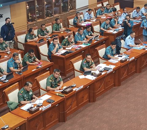 Momen Ketua Komisi I Bertemu Kasad Jenderal Maruli Pertama Kali dalam Raker Bareng DPR