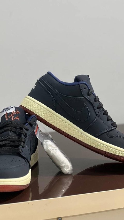 3. Air Jordan 1 Low Eastside Golf, Memiliki Desain yang Unik