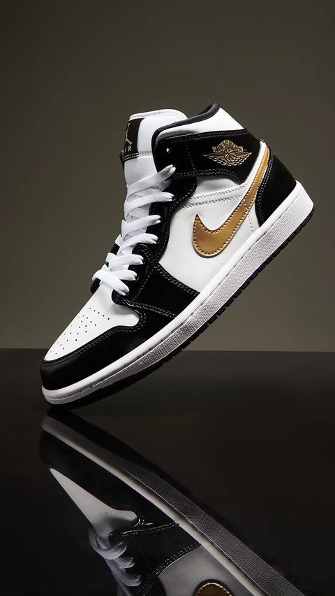 5. Air Jordan 1 Mid dengan Desain yang Sederhana namun Ikonis<br>