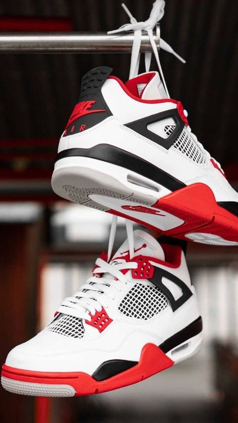 8. Air Jordan 4 Fire Red, Memiliki Desain yang Modis dan Banyak Diminati<br>