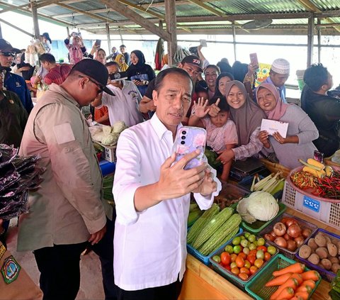 Blusukan di Pasar Sungai Ringin Sekadau, Jokowi Temukan Kenaikan Harga Bahan Pokok