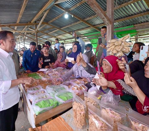 Blusukan di Pasar Sungai Ringin Sekadau, Jokowi Temukan Kenaikan Harga Bahan Pokok