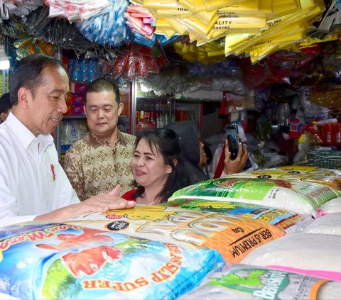 Blusukan di Pasar Sungai Ringin Sekadau, Jokowi Temukan Kenaikan Harga Bahan Pokok