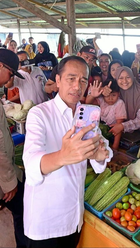 Blusukan di Pasar Sungai Ringin Sekadau, Jokowi Temukan Kenaikan Harga Bahan Pokok