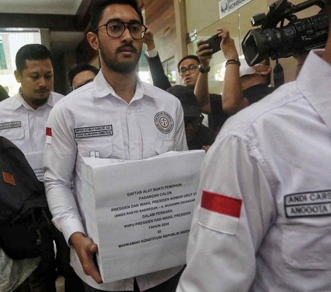 Tim AMIN membawa setumpuk dokumen saat melakukan pendaftaran gugatan perselisihan hasil pemilihan umum (PHPU) Presiden dan Wakil Presiden tahun 2024 di gedung Mahkamah Konstitusi, Jakarta, Kamis (21/3/2024). Foto: Liputan6.com / Angga Yuniar