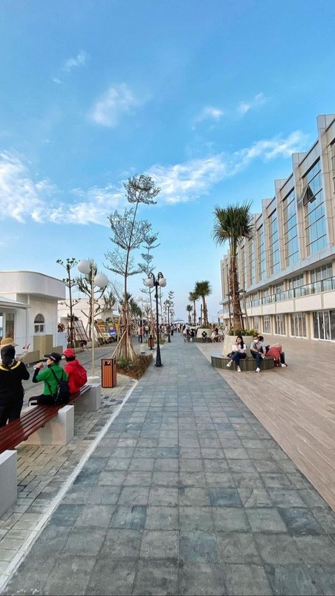 Cove at Batavia PIK 2 memiliki berbagai tenant kuliner dan fashion, menjadikannya tempat yang ideal untuk hangout dan menikmati santapan di pinggir pantai.