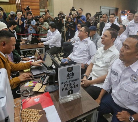 FOTO: Gugat Hasil Pilpres 2024 ke MK, Tim Hukum AMIN Bawa Setumpuk Dokumen Kecurangan Pemilu