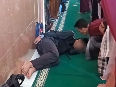 Viral! Man Sleeping at the Front Row, Instead of Joining Congregational Prayer but Sleeping Soundly Behind the Imam