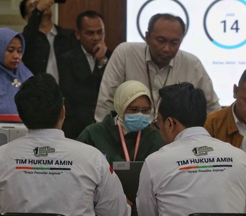 FOTO: Gugat Hasil Pilpres 2024 ke MK, Tim Hukum AMIN Bawa Setumpuk Dokumen Kecurangan Pemilu