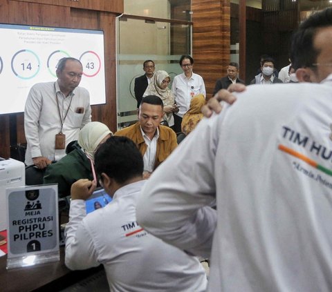 FOTO: Gugat Hasil Pilpres 2024 ke MK, Tim Hukum AMIN Bawa Setumpuk Dokumen Kecurangan Pemilu