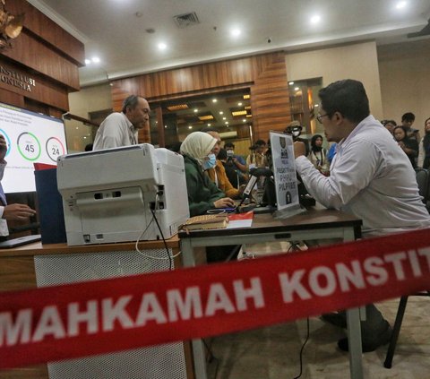 FOTO: Gugat Hasil Pilpres 2024 ke MK, Tim Hukum AMIN Bawa Setumpuk Dokumen Kecurangan Pemilu