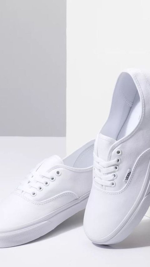 Use White Canvas Shoes for Casual OOTD.